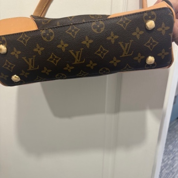 Louis Vuitton - Picture 2 of 10